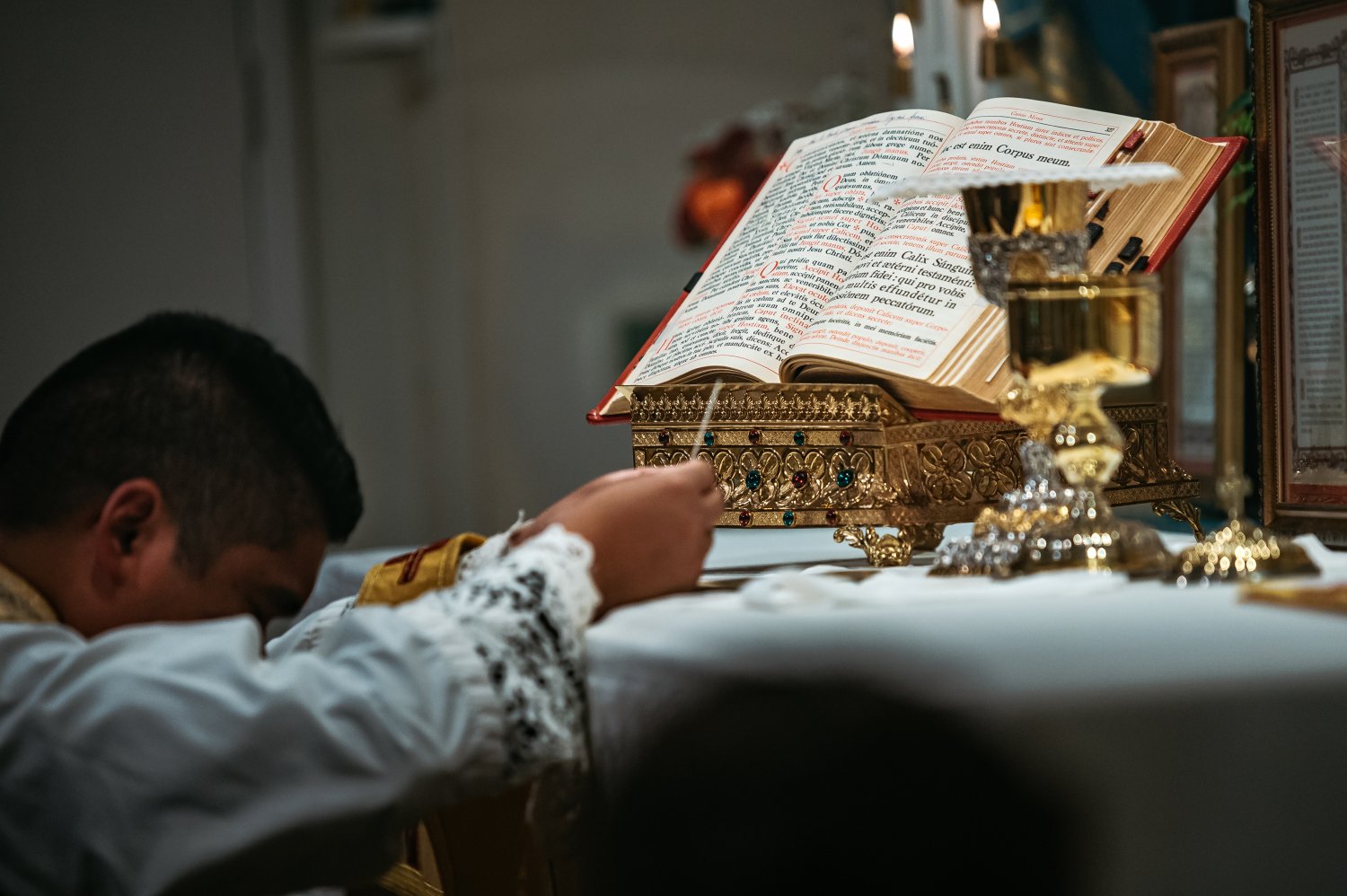 This image has an empty alt attribute; its file name is Z62_2635-Mater-Fr.-Carlo-Santa-Teresa-first-Latin-Mass-TLM_-1500x998.jpg